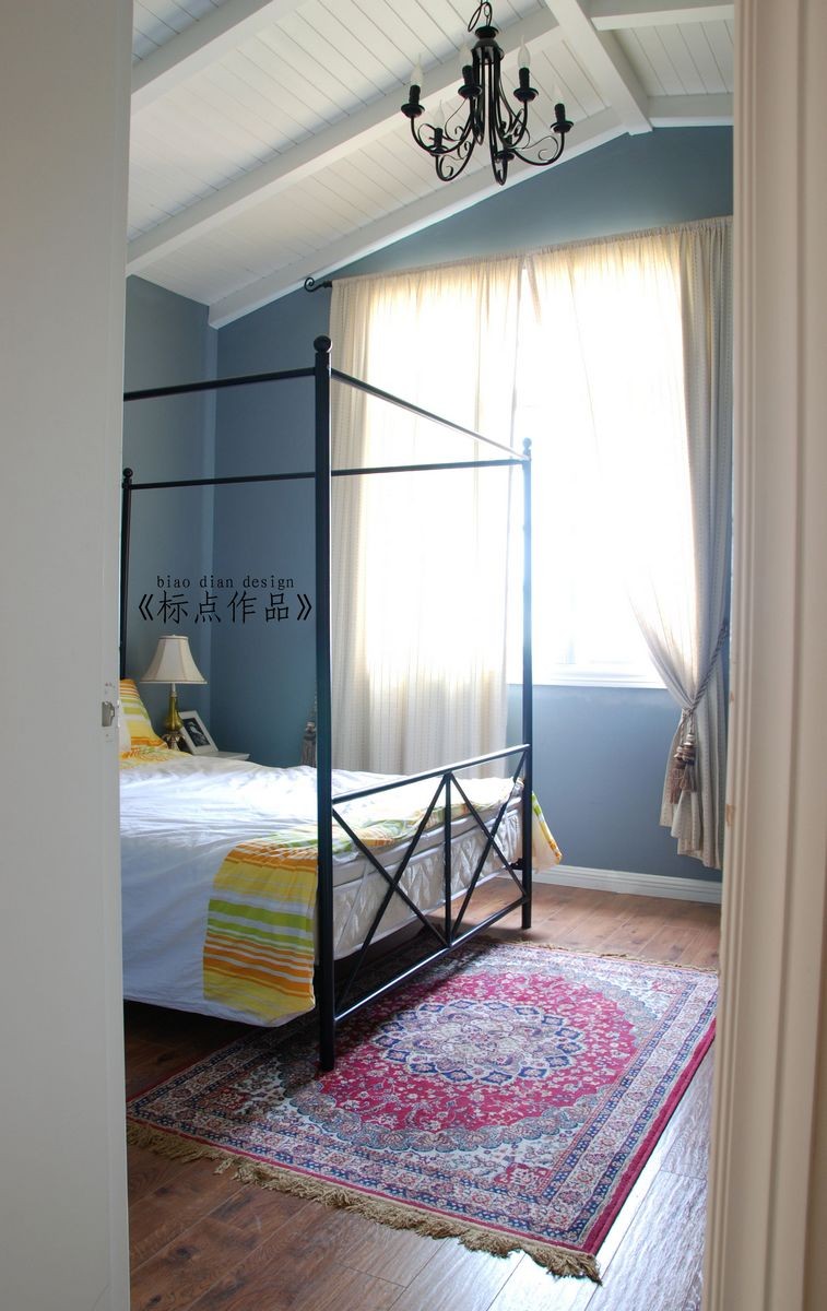 风格简装家居卧室实木吊顶窗帘蓝色墙面装修效