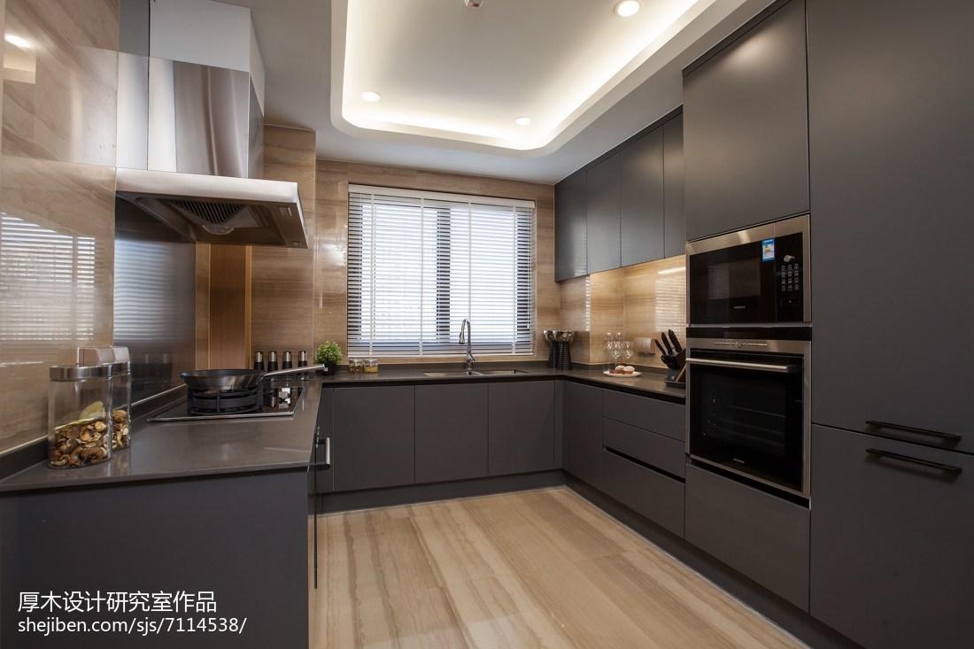 现代风格深色系厨房设计 – 设计本装修效果图