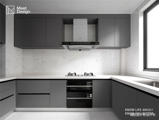 灰色的橱柜配上大理石墙砖让厨房脱离了平庸,不加装饰还原现代风范.
