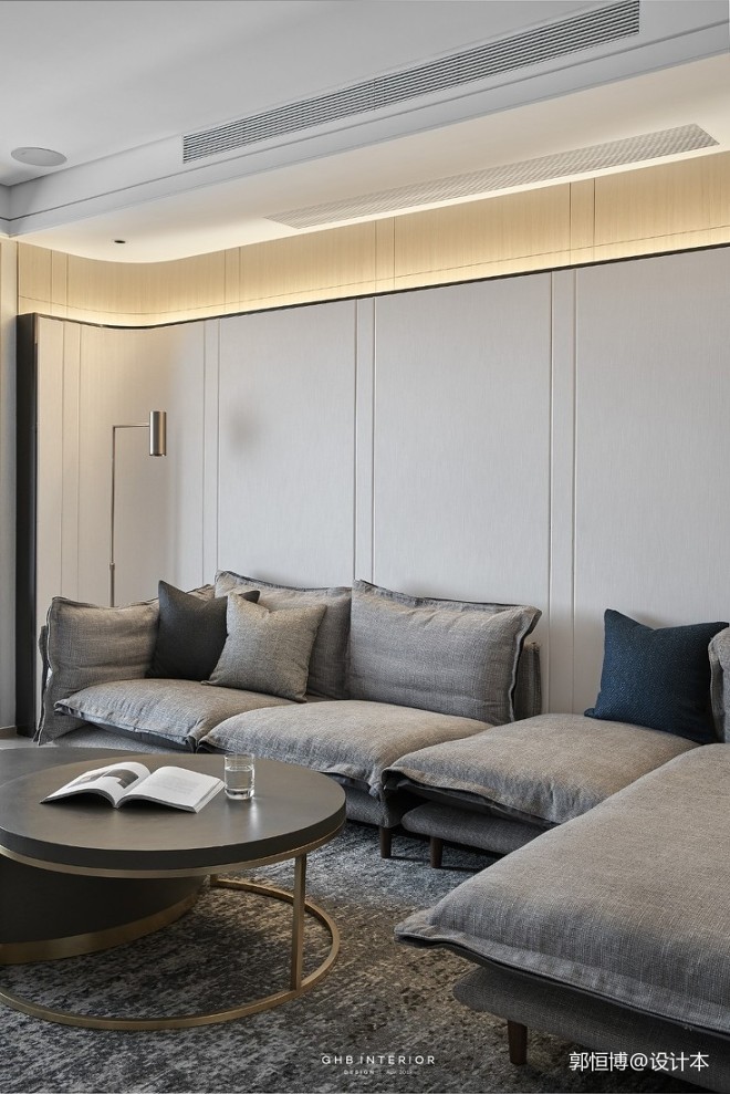 沙发背景采用圆弧硬包设计,在结构上与家私的摆放形式相呼应,同时利用