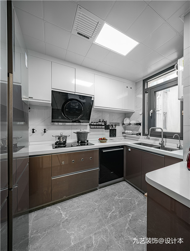 现代厨房,以相对沉稳的棕色面板,灰色地板作为过渡,与客厅的风格呼应.