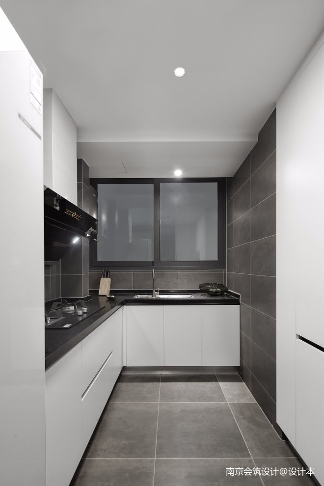深灰色空间搭配纯净白色的橱柜,防水石膏板吊顶配合暗藏筒灯的设计,让