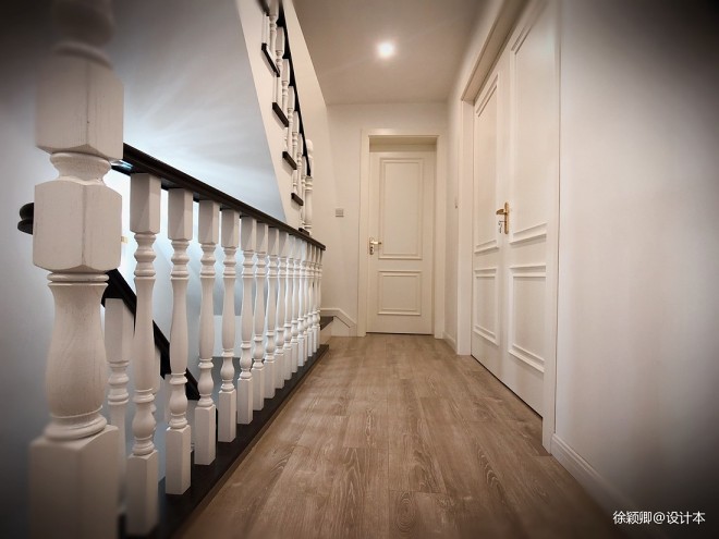 楼梯扶手采用黑白色拼接罗马柱的设计,复古典雅.