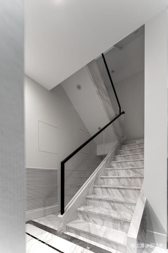 楼梯材质使用大理石踏步与玻璃扶手相结合,简约大气的同时为楼梯间