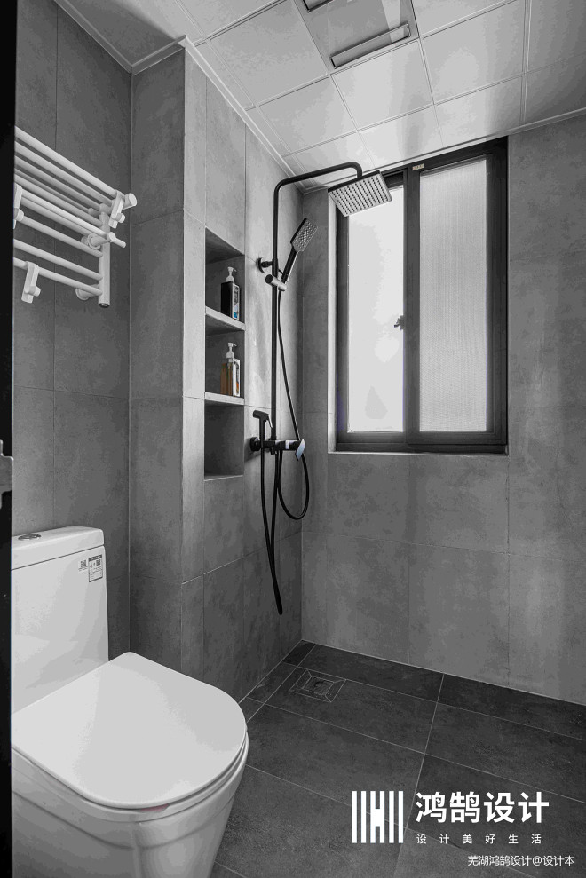 墙地面统一铺贴哑光灰色瓷砖,并用灰色美缝勾勒,让卫生间浑然一体