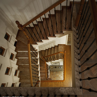 美式风格三层楼梯装修效果图
