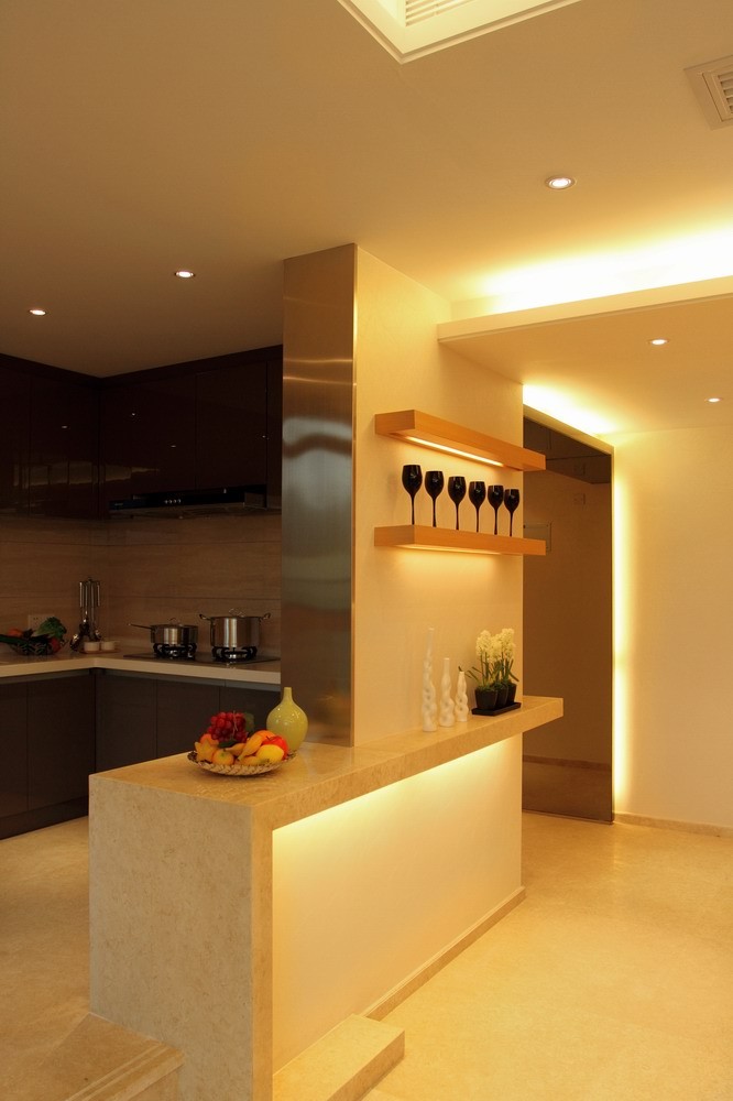 2017现代风格开放式U型小面积家居厨房灰色橱柜吊顶装修效果图片