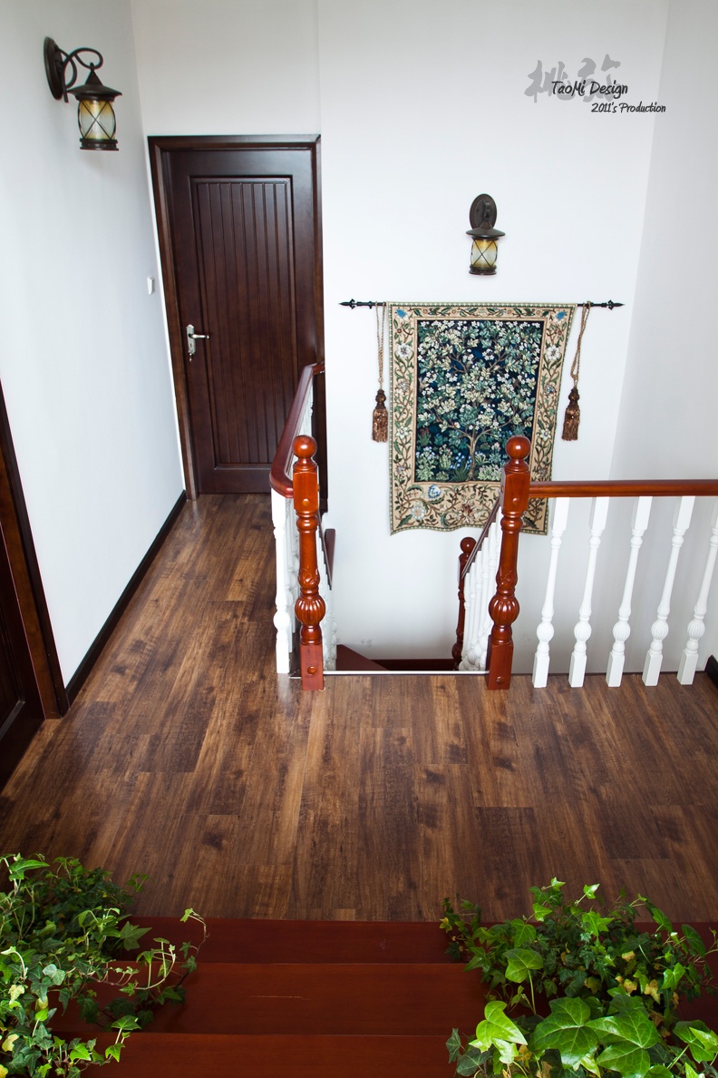 2017田园风格复式家装楼梯间过道实木地板装修效果图欣赏