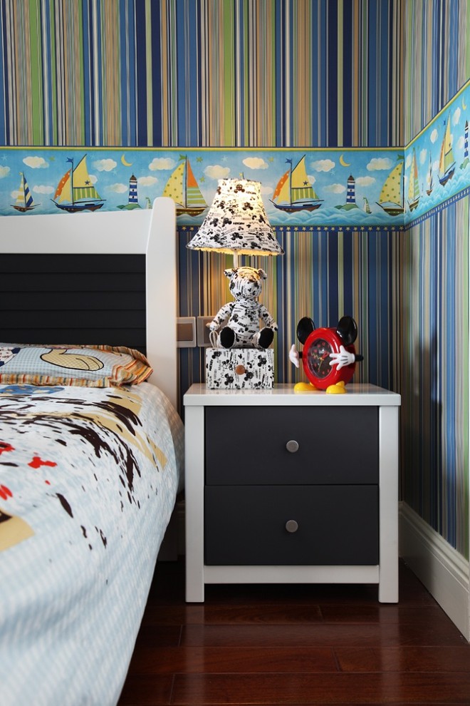 欧式儿童房床头柜熊猫台灯装修效果图