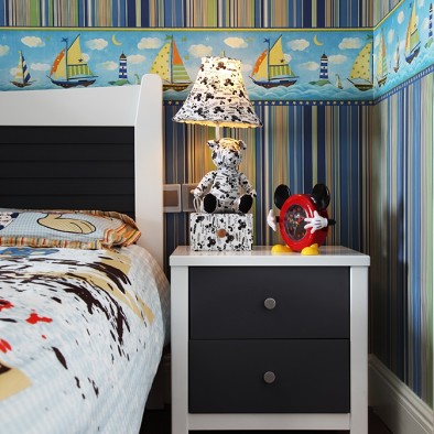 欧式儿童房床头柜熊猫台灯装修效果图