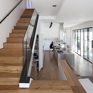 白色私人别墅楼梯木地板脚线装修效果图