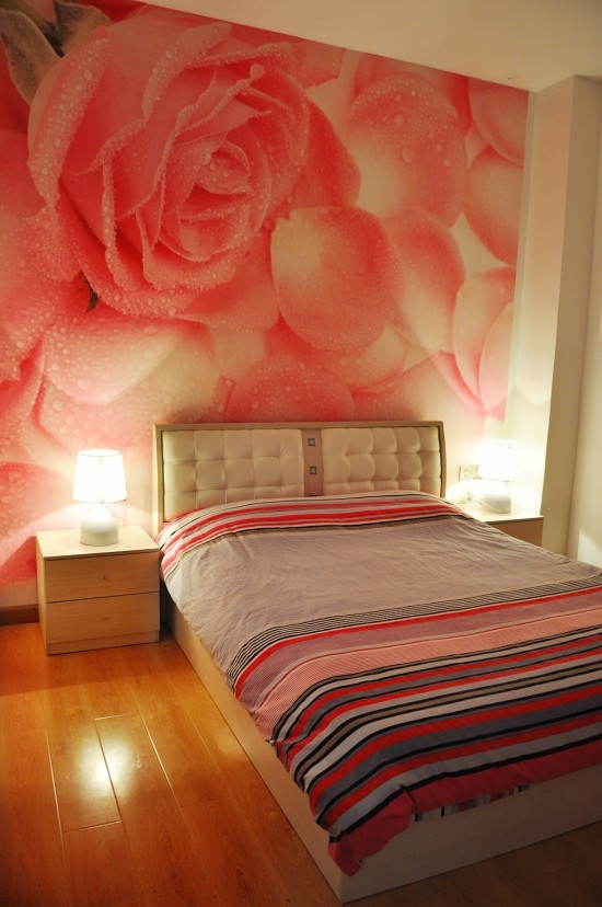 客厅是黑白主调，为什么卧室用鲜艳的红色？会不会不搭？