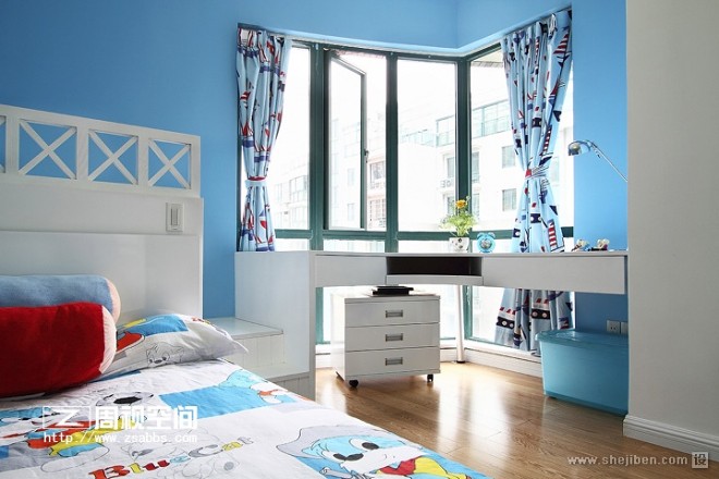 2017现代风格四居室最新适合宜家男孩儿童房蓝色背景墙装修效果图片