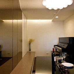 现代风格二居室设计餐厅带钢琴装修效果图