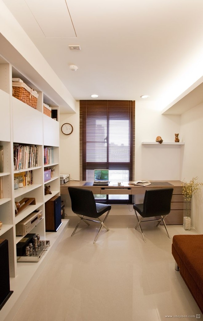 现代风格二居室设计小书房书柜装修效果图