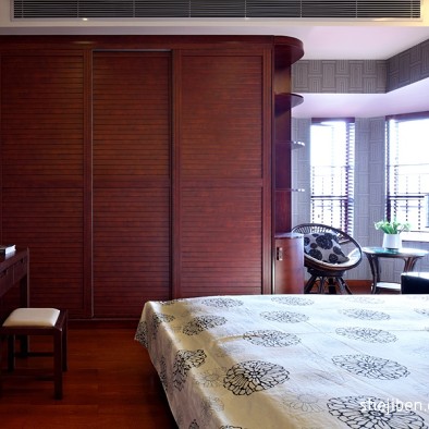 东莞皇家公馆样板房中式卧室实木衣柜装修效果图