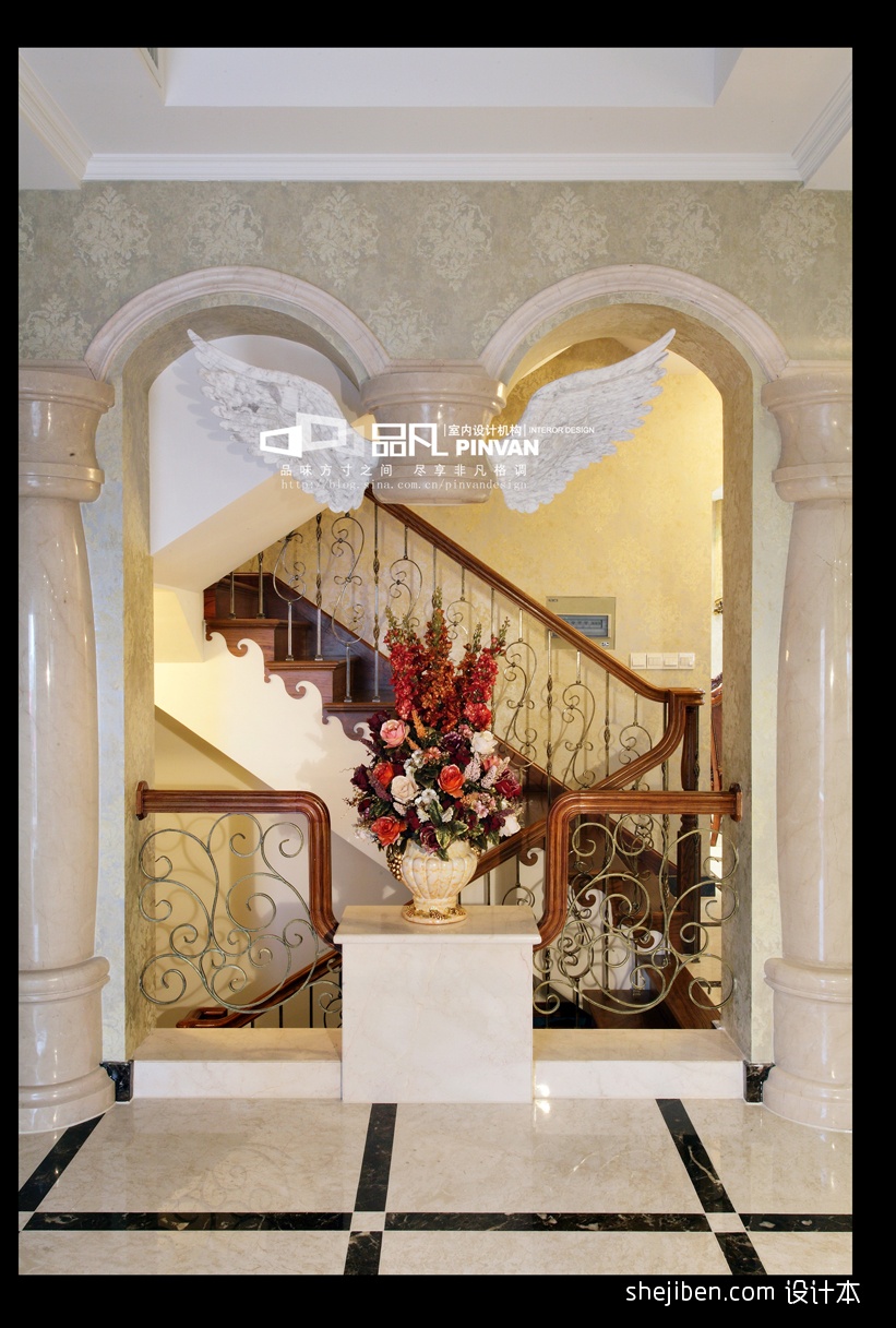 2013美式风格别墅楼梯最新时尚玄关地砖展示台摆放植物装修效果图片