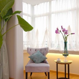 2013现代风格二居室家里漂亮休闲阳台窗户白色窗帘木地板椅子桌子装修效果图片