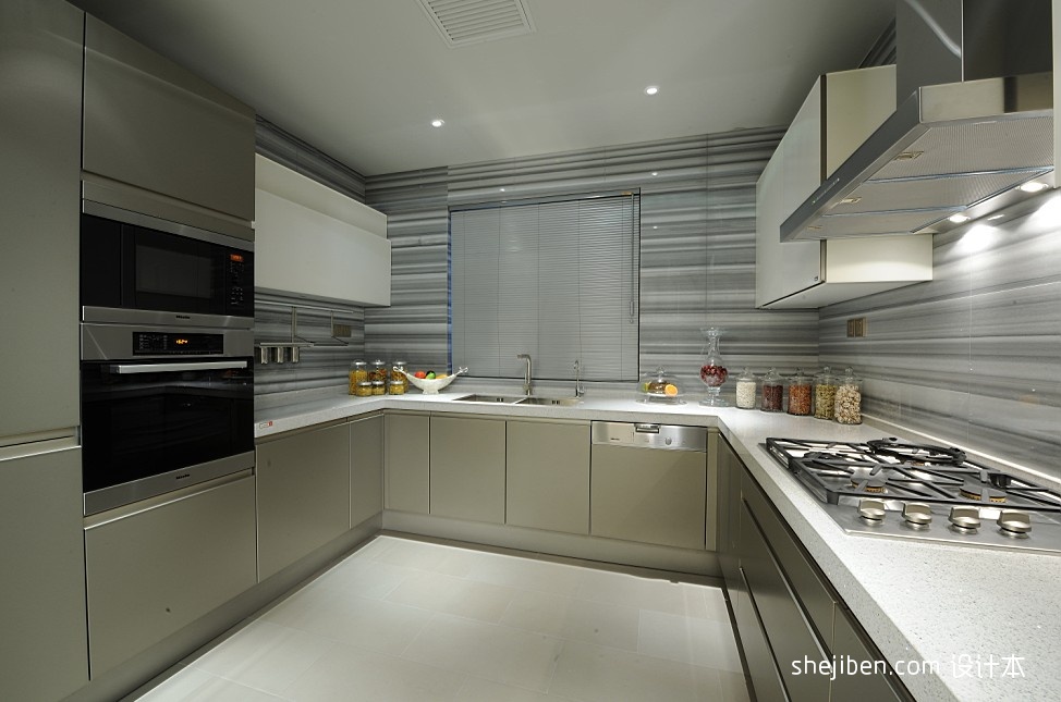 2013现代风格U型整体8平米家庭白色橱柜厨房墙面瓷砖装修效果图