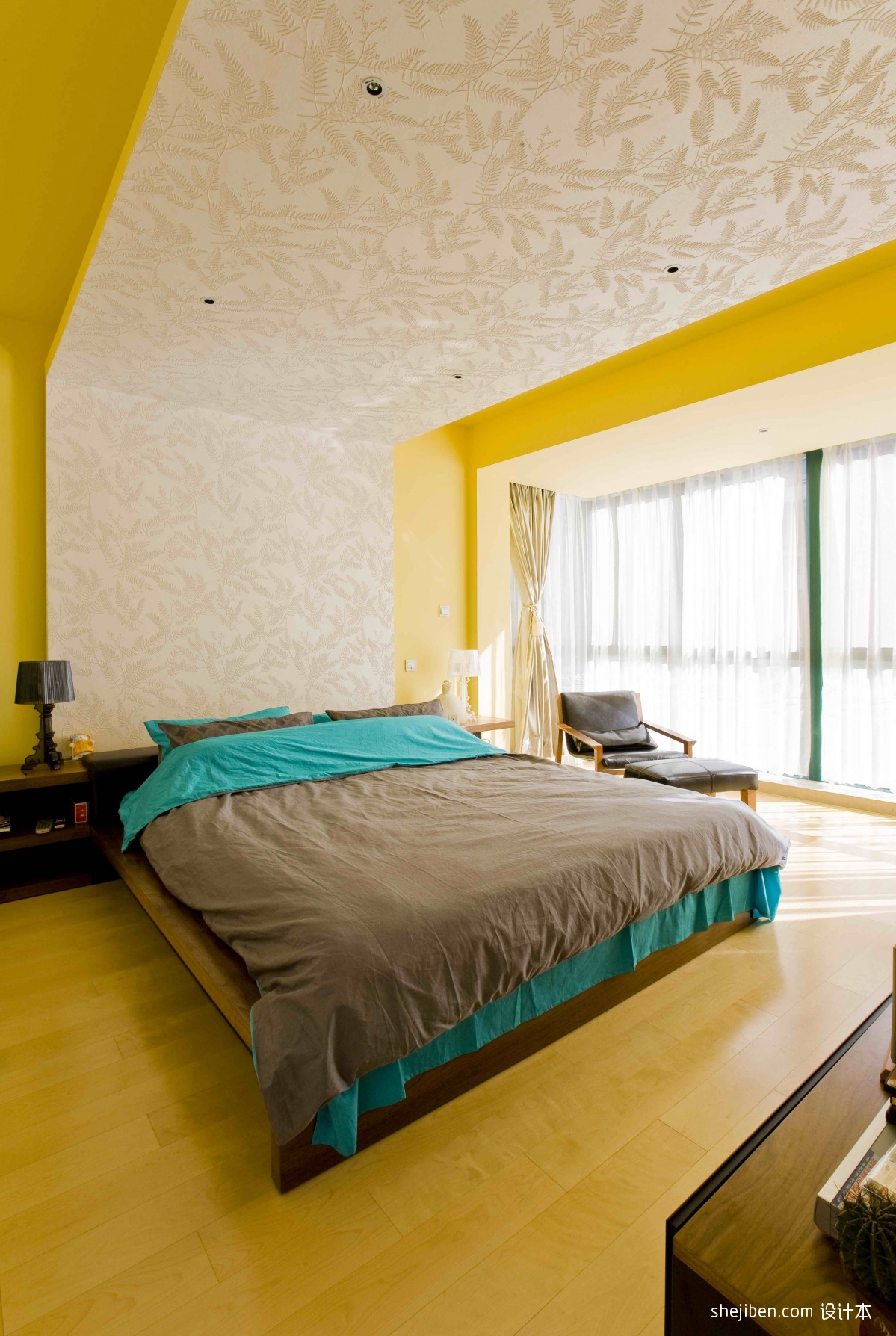 现代风格复式居家大卧室床头背景墙窗帘装修效果图欣赏