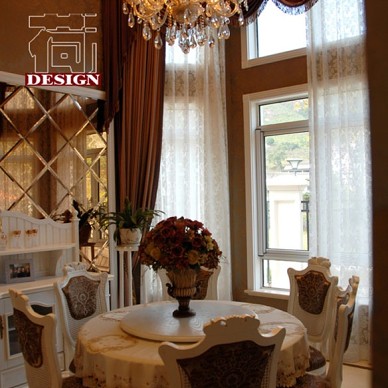 欧式别墅餐厅玻璃背景墙靠墙储物柜带窗帘纱帘