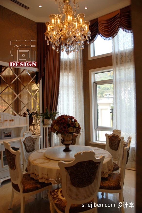 欧式别墅餐厅玻璃背景墙靠墙储物柜带窗帘纱帘
