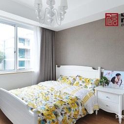 现代风格三室一厅温馨80后婚房卧室灰色壁纸窗帘装修效果图