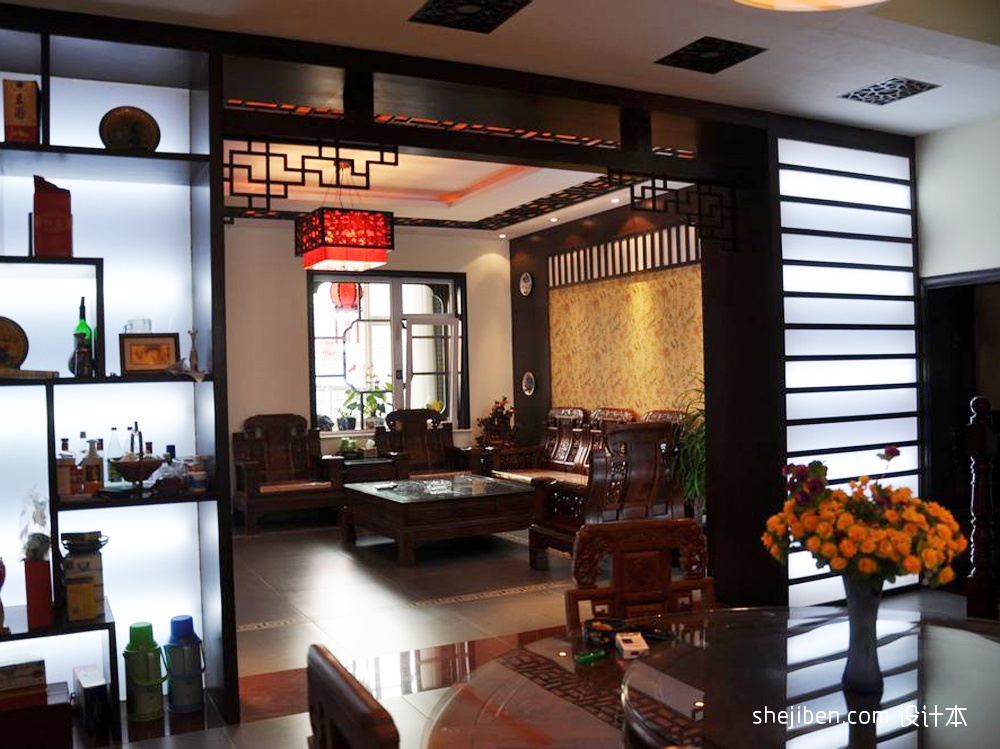 中式风格客厅与餐厅隔断效果图