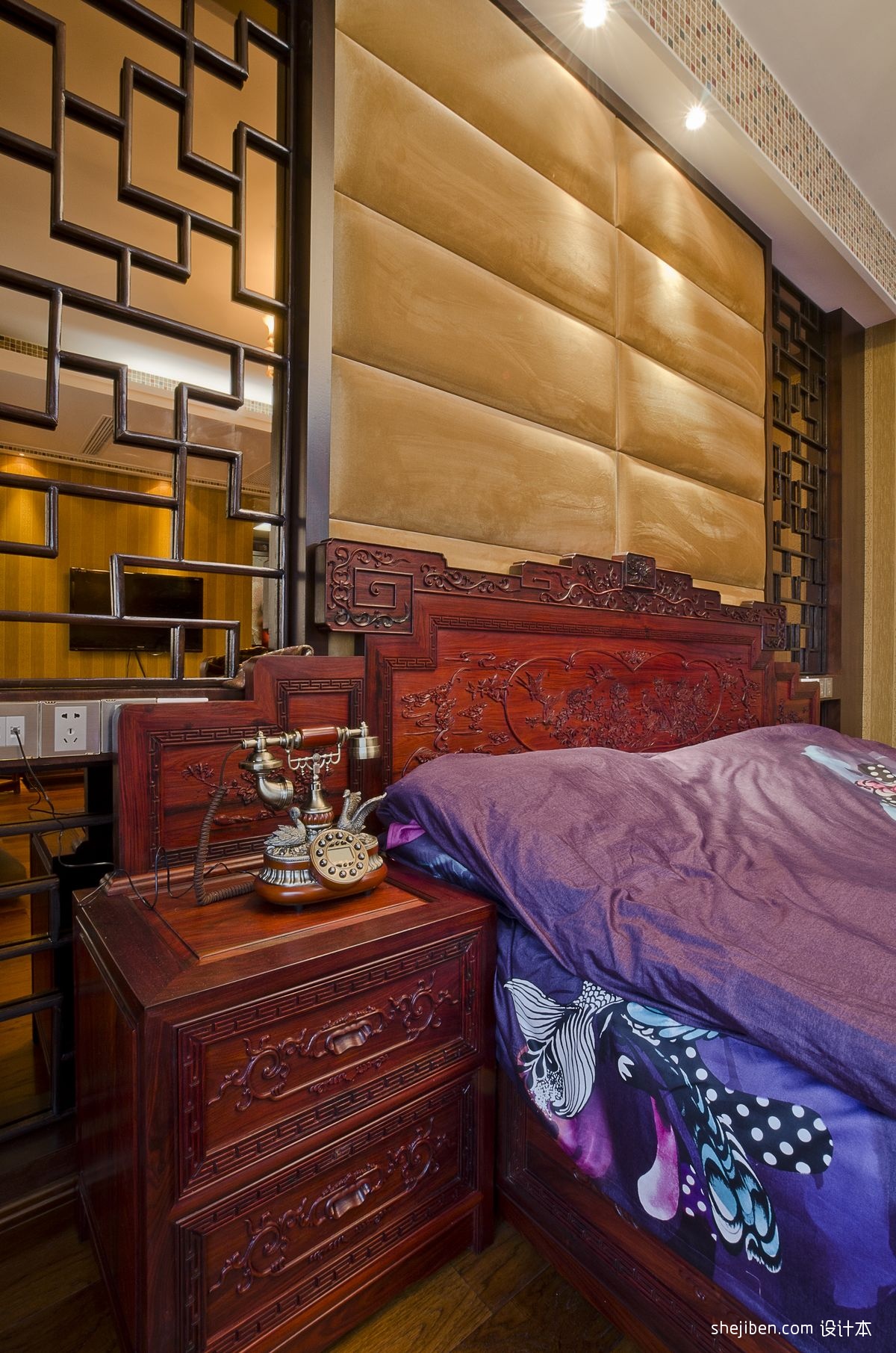 2013中式风格别墅经典主卧室床头背景墙雕花组合柜装修效果图