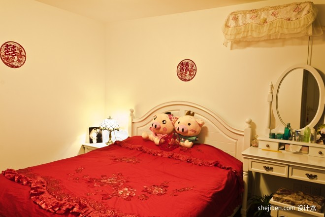 2017地中海风格3室1厅红色浪漫婚房主卧室台灯梳妆台装修效果图