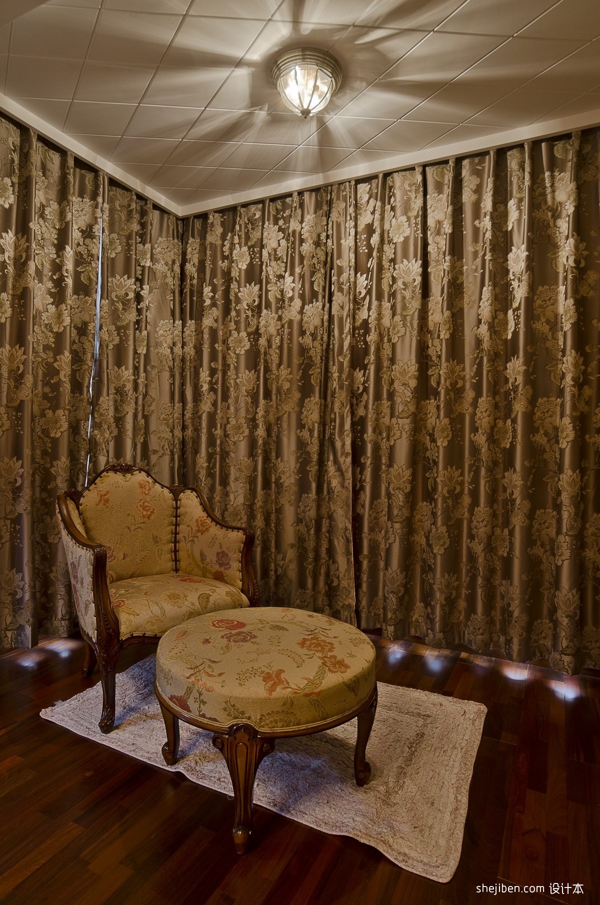 美式风格别墅客厅拐角碎花窗帘设计效果图