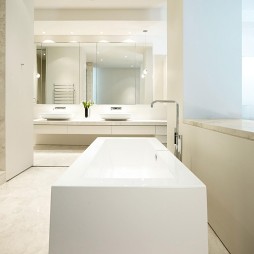 现代风格别墅豪宅大卫生间带浴缸洗手盆镜子装修效果图