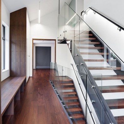 2017现代风格别墅高档实木楼梯间设计效果图