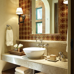 混搭风格别墅豪华卫生间墙面瓷砖镜子洗手盆装修效果图