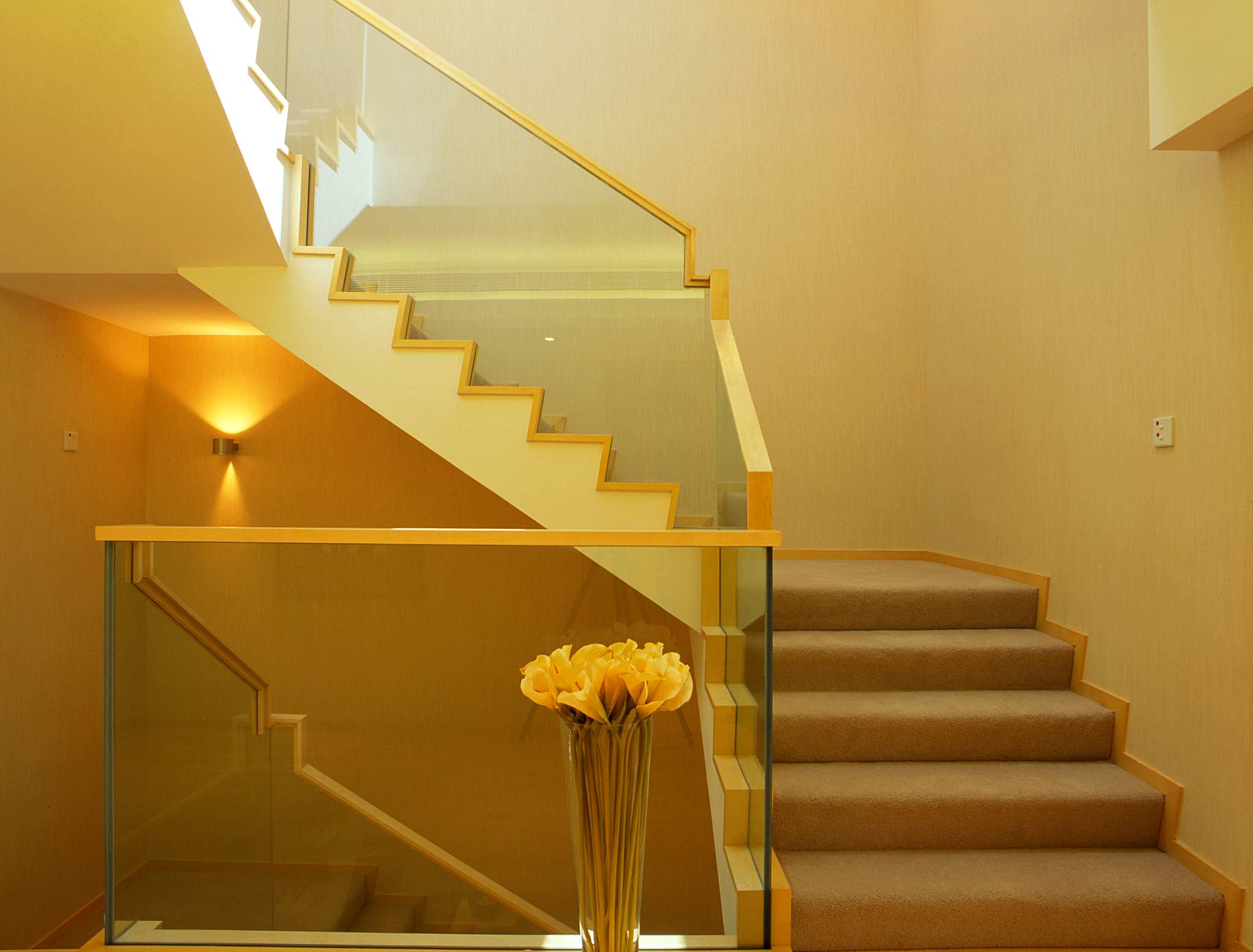 楼梯装玻璃扶手 通透又显得高级 - 装修保障网