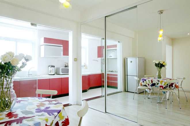 简约清新现代厨房餐厅镜子背景墙装修效果图