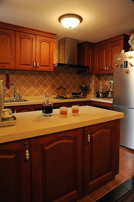 美式风格开放式5平米小面积家居厨房棕红橱柜装修效果图片