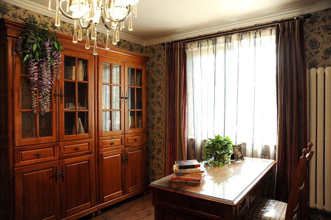 美式风格三室一厅经典临窗书房书柜窗帘壁纸装修图片