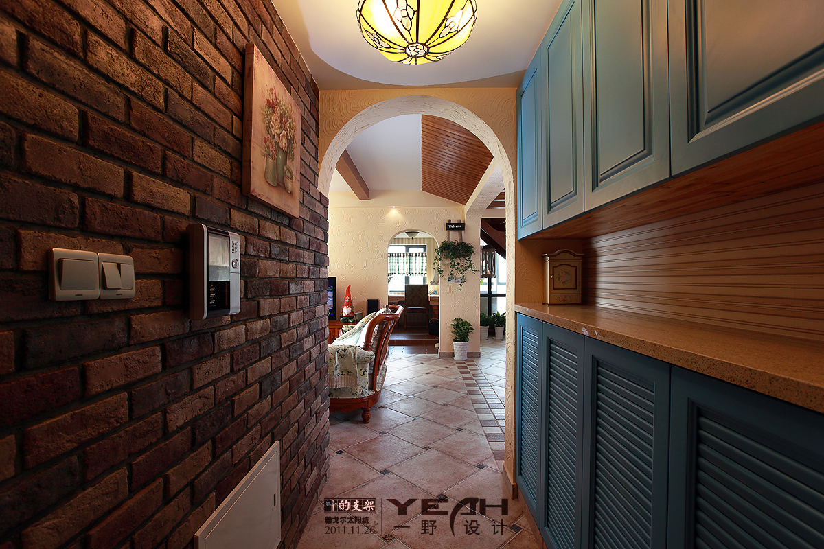 2013混搭风格别墅家庭客厅过道吊灯仿古砖装饰柜装修效果图