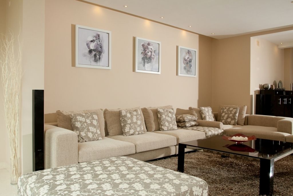复式米色调客厅不吊顶沙发挂画背景墙装修效果图