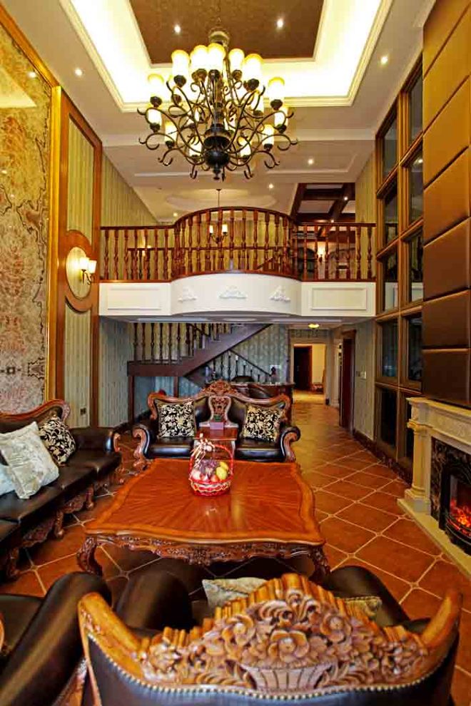 美式风格复式建筑客厅带实木楼梯装修效