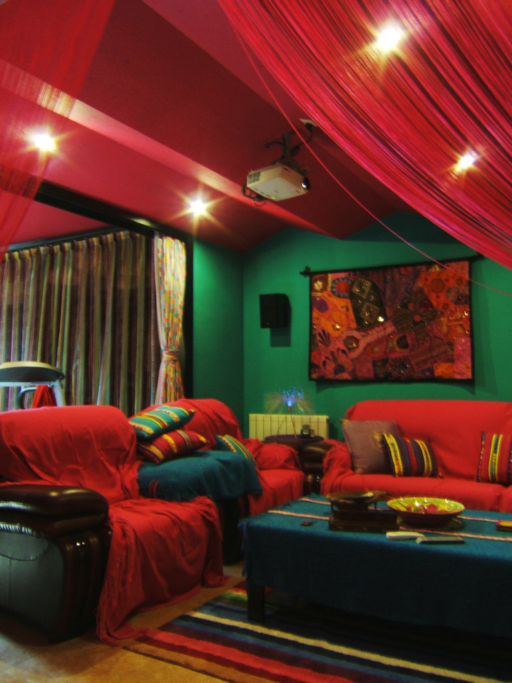 地中海小户型红色调承重客厅吊顶沙发挂画背景墙婚房设计效果图