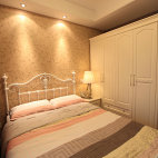都市白领的浪漫欧式风格卧室床头背景墙白色衣柜装修效果图
