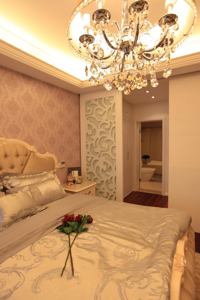 都市白领的浪漫欧式风格卧室带卫浴装修效果图