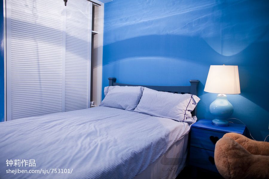 圣托里尼的阳光地中海卧室蓝色背景墙装修效果图