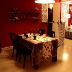 小户型家庭现代餐厅红色墙面漆吧台设计效果图