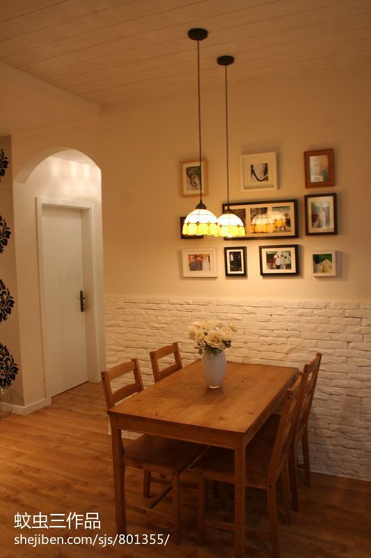 小户型简约现代家庭餐厅仿古砖挂画背景墙装修效果图