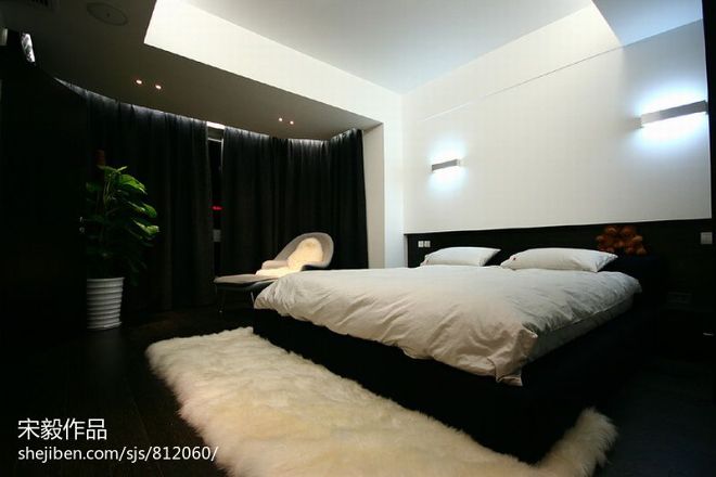 温州安澜小区现代风格石膏吊顶光影黑色落地窗帘卧室设计