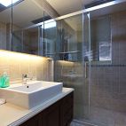 现代美式卫生间玻璃隔断墙效果图