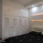 现代卧室白色衣柜设计